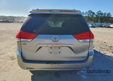 2011 Toyota Sienna Le z USA, uszkodzony, nr VIN 5TDKK3DC2BS128426